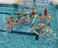 Bild: Wasserwacht Tirschenreuth/exb
Bei den Schwimmkursen der Wasserwacht konnten insgesamt 23 Kindern die Grundlagen des Schwimmens beigebracht werden. Und natürlich wurde der Badespaß nicht vergessen. Im Bild Mitglieder der Wasserwacht mit einigen der Kursteilnehmer.