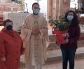 Bild: Theresia Otterbein/exb
Pfarrer Johannes Arweck und Theresia Otterbein verabschieden die langjährige Organisatorin der Kirchenzeitung, Martina Reif (rechts).