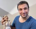 Bild: Gerhard Götz
Gestatten, Alkmene. Michael Pöllmann zeigt die Hauptfigur des gleichnamigen Stücks. Der Dame fehlen noch die Fäden, die ihr Leben geben.