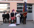 Bild: egl
Große Freude über die neue Tragkraftspritze in Ebermannsdorf: Kreisbrandinspektor Hubert Blödt, 1. Bürgermeister Erich Meidinger, 1. Kommandant Roland Kolbeck, 1. Vorstand Stephan Mandl, Pater John Massawe, Kreisbrandmeister Jürgen Ehrnsberger und Fahnenträger Tobias Ludwig.