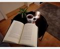 Bild: kec
So sieht ein Herbstabend bei Kollegin Caroline Keller aus: ein Buch, eine Tasse Tee und Kerzenlicht.