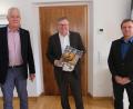 Bild: usc
Den ersten Lions-Adventskalender erhält traditionell der Oberbürgermeister: Club-Präsident Klaus-Peter Kohl (links) und der Vorsitzende des Lions-Hilfswerks, Andreas Hermann (rechts) besuchten dazu Oberbürgermeister Michael Cerny.