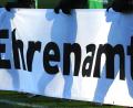 Bild: Patrick Seeger/dpa
Jugendliche halten ein Banner mit der Aufschrift «Ehrenamt» in den Händen.