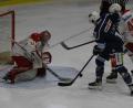 Bild: gb
Die Blue Devils treffen am Wochenende zu Hause auf den EV Füssen (Freitag 20 Uhr) und auswärts auf die Memmingen Indians (Sonntag 18 Uhr). Das Bild zeigt Louis Latta im Oberpfalzderby gegen Regensburg (5:4 nach Penaltyschießen) vor dem Kasten von Eisbären-Goalie Patrick Berger.
