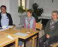 Bild: mmj
Beim Krankenpflegeverein bleibt Christa Dobmeier (Mitte) Vorsitzende, als Stellvertreter bestätigten die Mitglieder Pfarrer Wolfgang Dietz. Claudia Reiter (rechts) gab bei der Versammlung Informationen aus der Caritas-Sozialstation Oberviechtach.