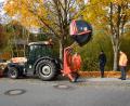 Bild: bey
Das Laub wird mit dem vorn am Traktor montierten Sauggerät von den Gehwegen entfernt und im Container am Heck des Traktors gesammelt. Zum Entleeren kann der Container nach oben gehoben und dann beispielsweise auf die Ladefläche eines LKW entleert werden. Bauhofmitarbeiter Harald Kres (links) und Bauhofleiter Stephan Gloßner (rechts) stellen Bürgermeister Sebastian Hartl und Geschäftsleiter Michael Gräf die am Traktor montierte neueste Errungenschaft des Bauhofs vor.
