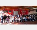 Bild: hmr
Die stolzen Eltern mit ihrem Nachwuchs auf dem Erinnerungsfoto vor einem Feuerwehrfahrzeug. Beim Neugeborenenempfang mit dabei waren auch Bürgermeister Bernd Sommer (links), die Kommandanten der Feuerwehren aus dem Gemeindegebiet von Waldsassen sowie Vertreter der Familienbeauftragten und der Eltern-Kind-Gruppen.