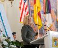 Bild: Peter Kneffel/dpa
US-Heeresministerin Christine Wormuth spricht während der Verleihung des Fahnenbandes des Bayerischen Ministerpräsidenten an U.S. Army Europe, das Oberkommando des US-Heeres in Europa.