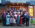 Bild: wec
Die Ebermannsdorfer Köhlerfreunde mit dem neuen Vize-Präsidenten der Europäischen Köhler-Vereinigung Sepp Gilch (links) und der Köhlerliesl Martina Edenharter (vorne Mitte).