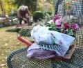 Bild: Gabi Schönberger
Im Waldfriedhof Weiden warten zweifarbige Stiefmütterchen auf ihren Einsatz.