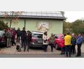 Bild: Ewald Hecht/exb
Treffpunkt des 2. Dorfrundgangs durch die Gemeinde Pullenreuth war am Schützenhaus, wo die Mit-Wanderer von Hans Spörrer (Sechster von links) und Norbert Reger (Fünfter von links) bereits erwartet wurden.