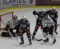 Bild: gb
Die Blue Devils besiegten am Freitag den EV Füssen mit 3:1. Hier lauern Chad Bassen, Marius Schmidt und Louis Latta (von links in den blauen Trikots) vor dem Kasten von Gästekeeper Benedikt Hötzinger.