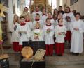 Bild: kro
Neun neue Ministranten (erste und zweite Reihe) wurden am vergangenen Sonntag von Stadtpfarrer Konrad Amschl in die Pfarrei St.Nikolaus aufgenommen. Rechts Gemeindereferentin Maria Wagner. Oben rechts die drei geehrten langjährigen Ministrantinnen und Ministranten.