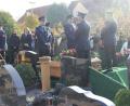 Bild: ral
Je ein Vertreter der vier Feuerwehren der Gemeinde Schmidgaden standen Ehrenwache am Sarg des verstorbenen Altbürgermeisters Johann Prifling. Sie ließen den Sarg auf dem Schmidgadener Friedhof in die Erde.