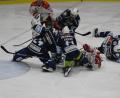 Bild: gb
Jaroslav Hübl mitten im Getümmel: Der Goalie der Blue Devils war der Matchwinner beim 5:4-Sieg nach Penaltyschießen gegen die Eisbären Regensburg.