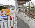 Bild: Petra Hartl
An der Baustelle Ecke Regensburger/Nordgaustraße endet der kombinierte Geh- und Radweg vor der Baustelle. Radfahrer müssen entweder auf die Fahrbahn ausweichen oder absteigen und durch den Gerüsttunnel schieben.