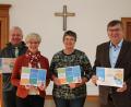 Bild: Barbara Hernes
Sie sind sich einig, dass das neue Angebot wichtig ist (von links): Markus Dollacker, 1. Vorsitzender Naturpark Hirschwald, Barbara Hernes vom Seniorenmosaik, Susanne Frey von der Caritas und Schmidmühlens Bürgermeister Peter Braun.