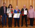 Bild: cvl
Kreisfachberater Harald Schlöger (links) und Vorsitzende Elisabeth Reger (rechts) ehrten die langjährigen Mitglieder (von links) Gerlinde Wagner, Luise Merkl und Ludwig Lorenz.