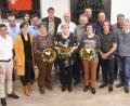 Bild: Nexans autoelectric/exb
Die Jubilare aus dem Jahr 2020. Vorne (mit Blumen) Monika Kürner, Angelika Karl, Ilona Bär (40-jähriges Dienstjubiläum). Ganz außen, rechts: Geschäftsführer Andreas Wolf. Letzte Reihe, rechts außen: Personalleiterin Maria Schmidt, daneben Prokurist Rainer Härtl. Links außen: Betriebsratsvorsitzender Günter Schwamberger, dahinter Prokurist Gregor Spuhler.