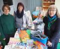 Bild: bl
Museumsleiterin Carola Reul, Marita Hausknecht und Cornelia Schäfer (von links) präsentieren die neue Taschen-Kollektion des Pfreimder Nähkreises, gefertigt aus Wandkarten, die von der Schule aussortiert wurden.