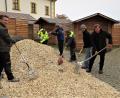 Bild: ubb
Franz Göhl und Dominik Neitz (vorne, von rechts) sind täglich mit dem Aufbau des "Kunsthandwerklichen Weihnachtsmarktes" im Fischhofpark beschäftigt. Unterstützung bekommen sie von vier Asylbewerbern, die beim Aufstellen der Budenstadt und der Installation der in der Region einmaligen Beleuchtung helfen.