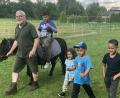 Bild: privat/exb
Wolfgang Gerhards hilft nicht nur oft mit, wenn Kinder auf den Ponys reiten dürfen; er inspirierte auch zur Anschaffung weiterer Tiere auf dem Grundstück von Andrea Winkler-Wilfurth, wo sich ferner zwei Esel, zwei Ziegen und 17 Hühner tummeln.
