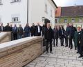 Bild: Stadt Tirschenreuth/exb
Franz Stahl (rechts), Gästeführerin Cornelia Stahl (Zweite von rechts), Prof. Baier (Siebter von rechts) und die weiteren Teilnehmer der OTH-Klausurtagung vor der Fronfeste.