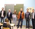 Bild: cog
Stolz präsentiert Lena Nettl (Mitte) den druckfrischen Lions-Adventskalender. Mit ihr freuen sich ihr Lateinlehrer David Schönmann, Jörg Melchner und Jürgen Schleicher vom Lions Club, Kunstlehrer Daniel Bischoff und HCA-Schulleiter Dieter Meyer (von links).