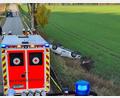 Bild: mde
Auf dem Dach blieb der BMW im angrenzenden Feld neben der Ortsverbindungsstraße zwischen Berndorf und Immenreuth liegen. Beide Insassen konnten sich selbst unverletzt befreien. Kräfte der Feuerwehr, des Rettungsdienstes und der Polizei waren vor Ort.