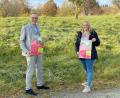 Bild: Leonie Lang/exb
Bürgermeister Bernd Sommer und Kinderhausleiterin Katja Bloßfeldt werben am Standort, wo das dritte Kinderhaus gebaut wird, um die Teilnahme an einem Wettbewerb zur Namensfindung.
