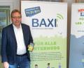Bild: Fabian Polster/Landratsamt/exb
ÖPNV-Sachbearbeiter Jürgen Kreuzer (links) stellt mit Landrat Roland Grillmeier die neue Baxi-App vor.