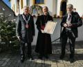 Bild: hzi
Bürgermeister Jürgen Kürzinger (links) und Kreisheimatpfleger Hans Oberndorfer (rechts) überreichen die Kopie der Urkunde an den Bamberger Erzbischof Ludwig Schick.
