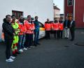 Bild: wel
Die drei neuen, jungen Notärzte Patrick Holler (Zweiter von links), Florian Sturm (Fünfter von links) und Nicole Birner (nicht im Bild) unterstützen das bewährte Notarzt-Team. Die BRK Bereitschaft Neunburg mit Bereitschaftsleiter Patrick Wolf (Vierter von links) bringt sich auch mit einem ehrenamtlichen Fahrdienst ein.