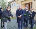 Bild: awo
Mit einer Vielzahl an Ehrengästen von beiden Seiten der Grenze wurde das Umweltbildungsareal „Grünes Band“ in Tachov eröffnet. Der stellvertretende Regionspräsident von Pilsen, Josef Bernard und Alfred Wolf als Vorsitzender des Vereins „Via Carolina – Goldene Straße e.V." hatten die Ehre, symbolisch das Band zu durchschneiden. Rechts im Bild die Direktorin der REVIS, Alexandra Hrušková.
