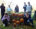 Bild: Mittelschule Mitterteich/exb
Schüler der offenen Ganztagsschule der Mittelschule Mitterteich aus verschiedenen Jahrgangsstufen haben zu Halloween Gesichter in Kürbisse geschnitzt.