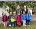 Bild: hir
Der ehemalige Leiter der Sparkasse Pfreimd Laurenz Beer (hinten rechts) überreichte an Daniela Kielhorn (hinten links), der Leiterin des Franziskuskindergartens eine Spende in Höhe von 1.500 Euro, die für Spielmaterialien verwendet wird.