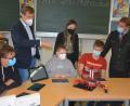 Bild: jr
Als 14. Mittelschule in der Nordoberpfalz wurde die Mittelschule Mitterteich im Zuge der Aktion „Mint-Sprint“ mit Drohnen samt Technik-Bausatz ausgestattet. Im Bild einige Neuntklässler mit (von links) Fachberater Leo Fütterer, Schott-Ausbildungsleiterin Anja Thoma und Bürgermeister Stefan Grillmeier.