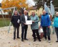 Bild: e
Die Spende des OGV Kümmersbruck in Höhe von 500 Euro kommt dem Spielplatz an der Gartenstraße zugute.