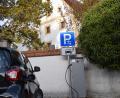 Bild: bö
Die E-Tankstelle beim Rathaus in Schmidmühlen. In der Marktgemeinde werden ab Januar an den Elektrotankstellen Gebühren für den Strom verlangt.