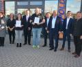 Bild: jr
Bei der Feier des 30-jährigen Bestehens hat Elektro Leipold auch treue Mitarbeiter geehrt. Im Bild (von links) Ulrike Leipold, Julia Dietz, Christina Stingl, Bürgermeister Stefan Grillmeier, Rainer Waidhas, Oliver Leipold, Karl Leipold, Jan Leipold und Zweiter Bürgermeister Johann Brandl.