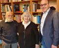 Bild: lgc
Zum 85. Geburtstag erhielt Christa Habermeier von Ehemann Norbert (links) sowie Bürgermeister Johannes Schmid Glückwünsche.