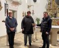 Bild: dob
Erika Kiesl und Marion Kick vom Waldauer Frauenbund übergaben an Dekan Alexander Hösl 2000 Euro für die anstehende Außenrenovierung der St. Johannes Nepomuk Kirche.