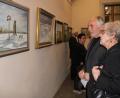 Bild: prh
Regina Pöschl (links), Witwe des Neustädter Malers Hans Pöschl, betrachtet mit Ernst Umann (rechts), dem Vorsitzenden des Oberpfalzvereins Neustadt und Organisator der Herbstausstellung mit Werken Pöschls ein Bild, auf dem ihr Mann die Hohe Linde im Winter dargestellt hat.