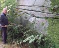Bild: bsc
Um das Preisrätsel aus Heft 28 der Schriftenreihe „Wir am Steinwald“ leichter lösen zu können, entfernte der Vorsitzende der Gesellschaft Steinwaldia Pullenreuth, Norbert Reger (Bild), wuchernden Bewuchs und entfernte Gestrüpp vom Wegesrand.