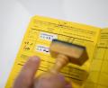 Symbolbild: Andreas Arnold/dpa
Impfpass mit den Eintragungen für die Corona-Impfung. Allein in Bayern gibt es bereits 400 Fälle von Impfpassfälschungen. In der Oberpfalz aber sind nur vereinzelte Fälle dabei.