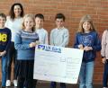 Bild: sche
Einen Scheck über 704 Euro überreichten die Kommunionkinder an Kinderkrankenschwester Christina Neiss für das Kinderpalliativ-Team Ostbayern