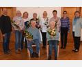 Bild: bö
Der Obst- und Gartenbauverein Heimaterde Ensdorf ehrt Mitglieder für 25 und 50 Jahre und ernennt Erika Smola und Josef Prößl zu Ehrenmitgliedern. Ihnen gratulieren Bürgermeister Hans Ram (links) sowie (von rechts) Vorsitzende Renate Kastl und die Kreis-Fachberaterin für Gartenbau, Michaela Basler.