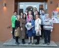 Bild: gi
Geschäftsfrau Berta Eger (mit Blumen) eingerahmt von ihren Töchtern Andrea Schießl und Elisabeth Sichert (von links) sowie den Enkelinnen, Schwiegersohn Markus Sichert und den Vereinen gratulierten zum 80. Geburtstag.