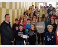 Bild: fdl
Bei der Spendenübergabe der Hirschauer Kommunionkinder an den Verein Ninos Freunde ist auch Stadtpfarrer Johann Hofmann (hinten rechts) dabei.