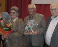 Bild: gsh
Den Dank der Siedlergemeinschaft sprechen Vorsitzende Hildegard Geismann (links) und ihr Vize Martin Paulus (rechts) dem Ehepaar Christa und Herbert Riehl aus.